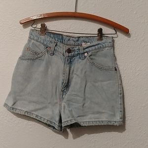 Vintage Levis shorts. Vintage size 7. "Slim fit"